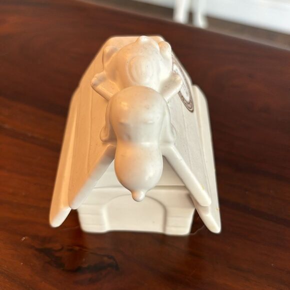 Snoopy Peanuts Hallmark Collectible Neutral white salt and pepper shaker set EUC - Picture 5 of 8